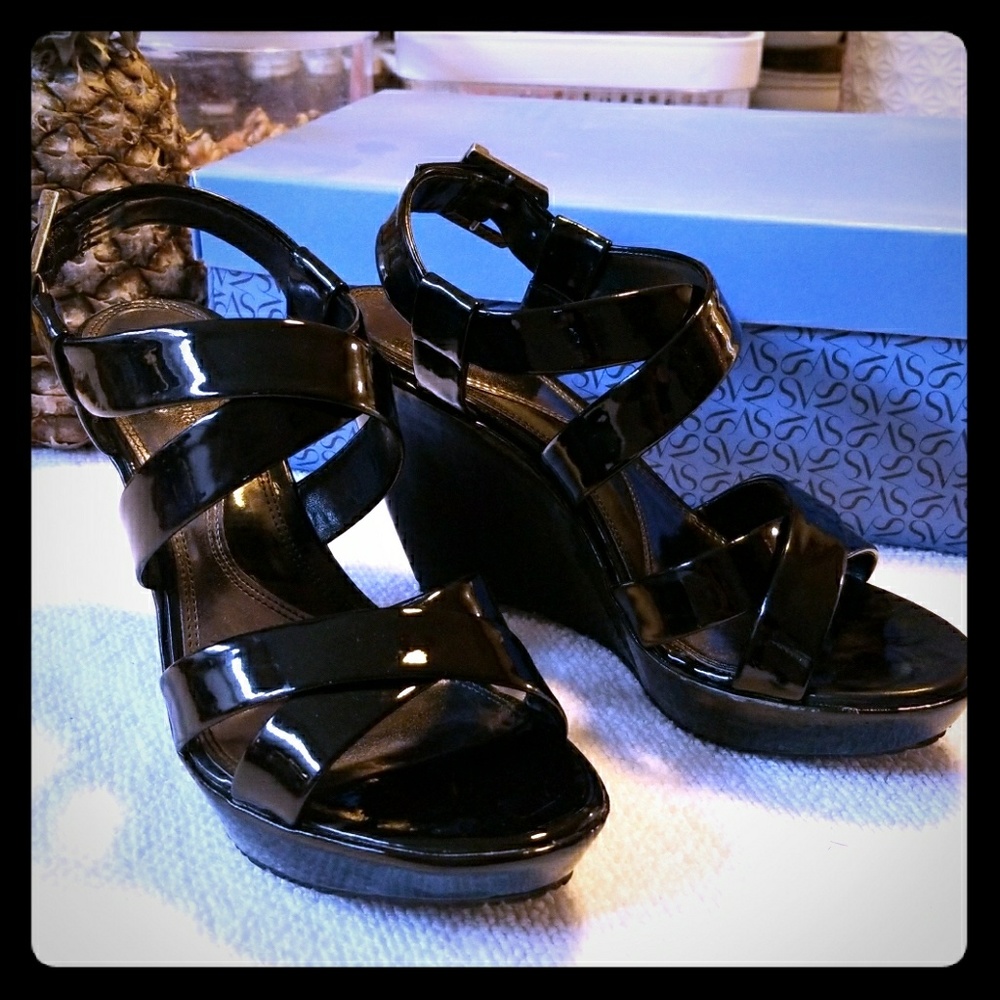 Simply Vera Black Patent Wedges